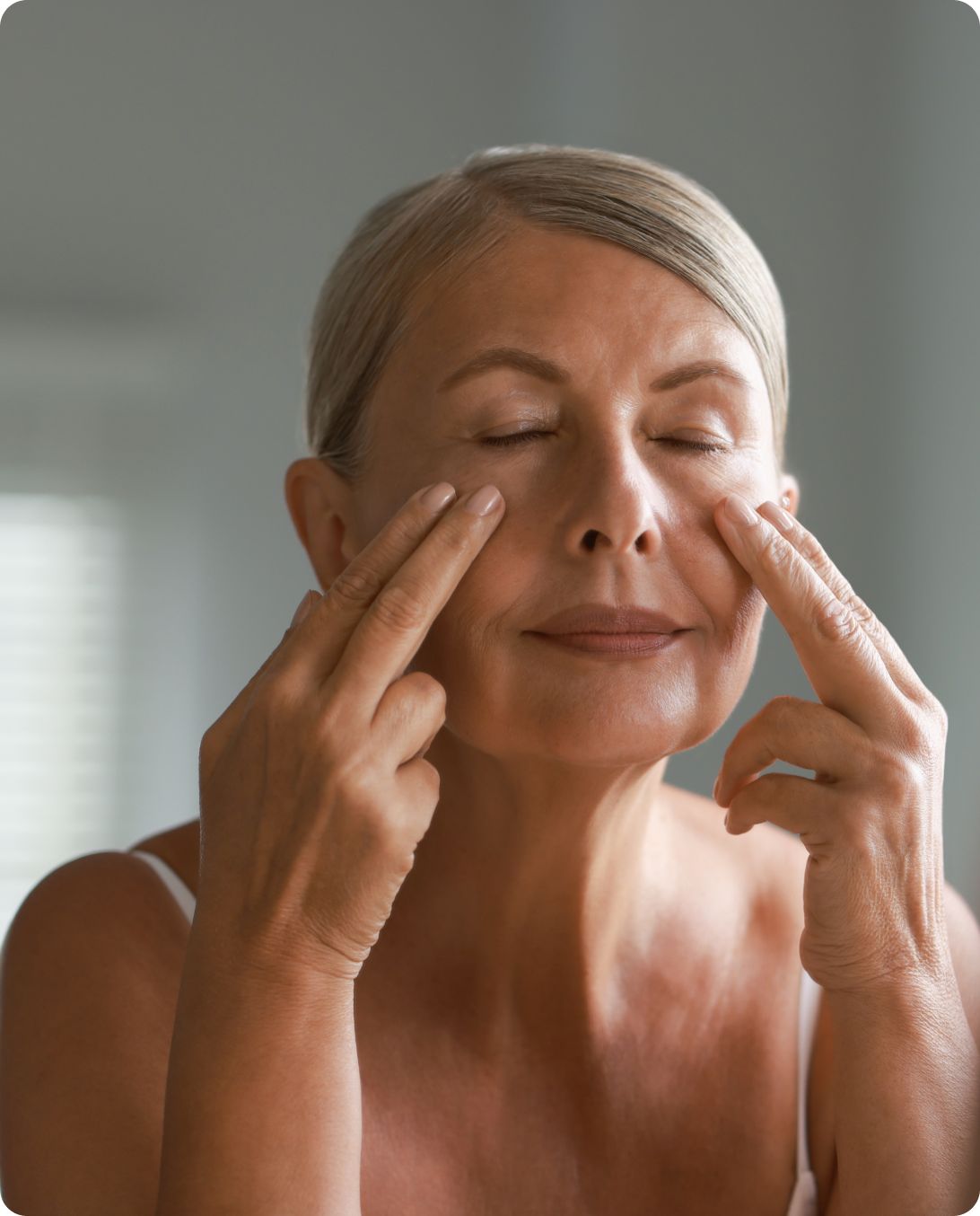woman applying serum